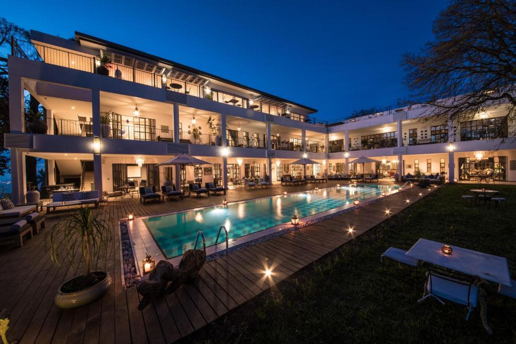 Latitude 0 Degrees Hotel